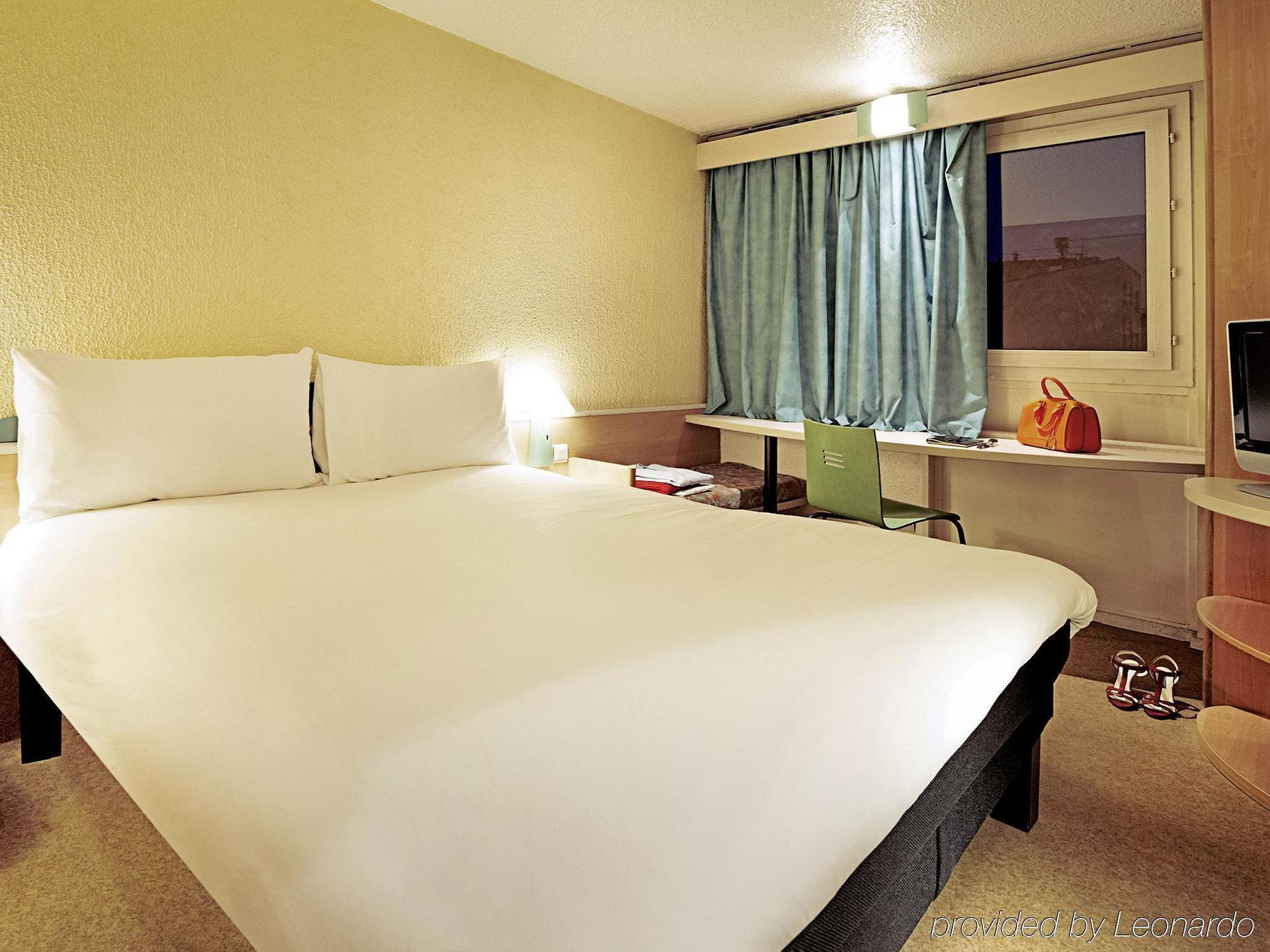 Отель Ibis Lyon L'Isle D'Abeau Экстерьер фото