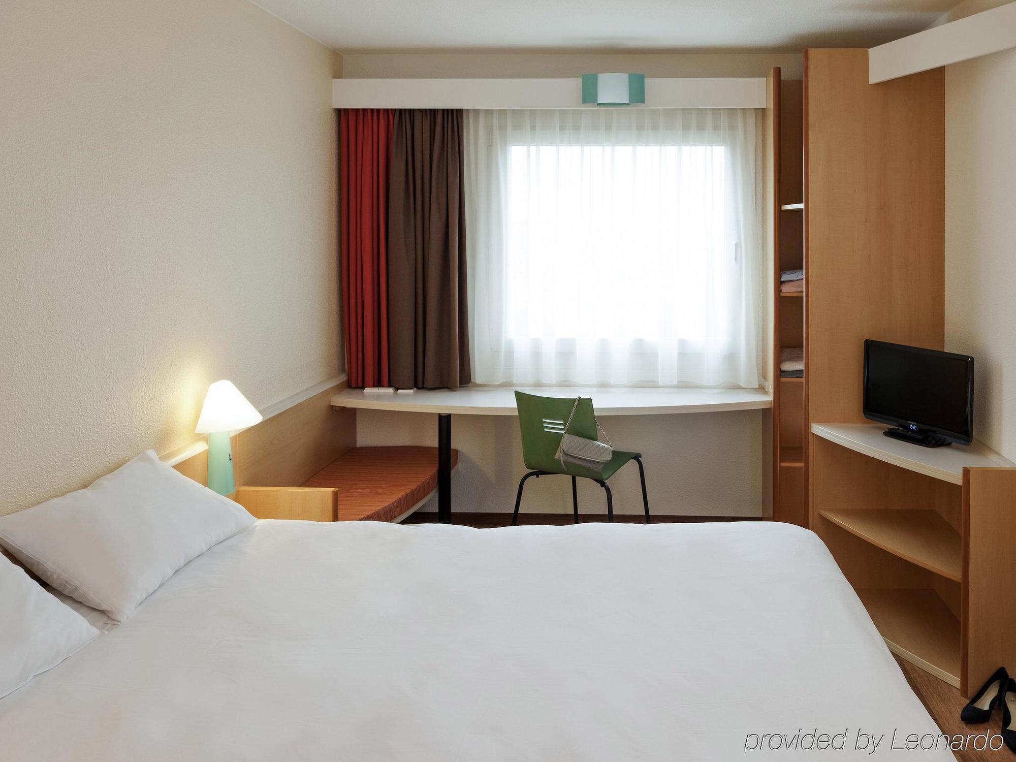 Отель Ibis Lyon L'Isle D'Abeau Экстерьер фото