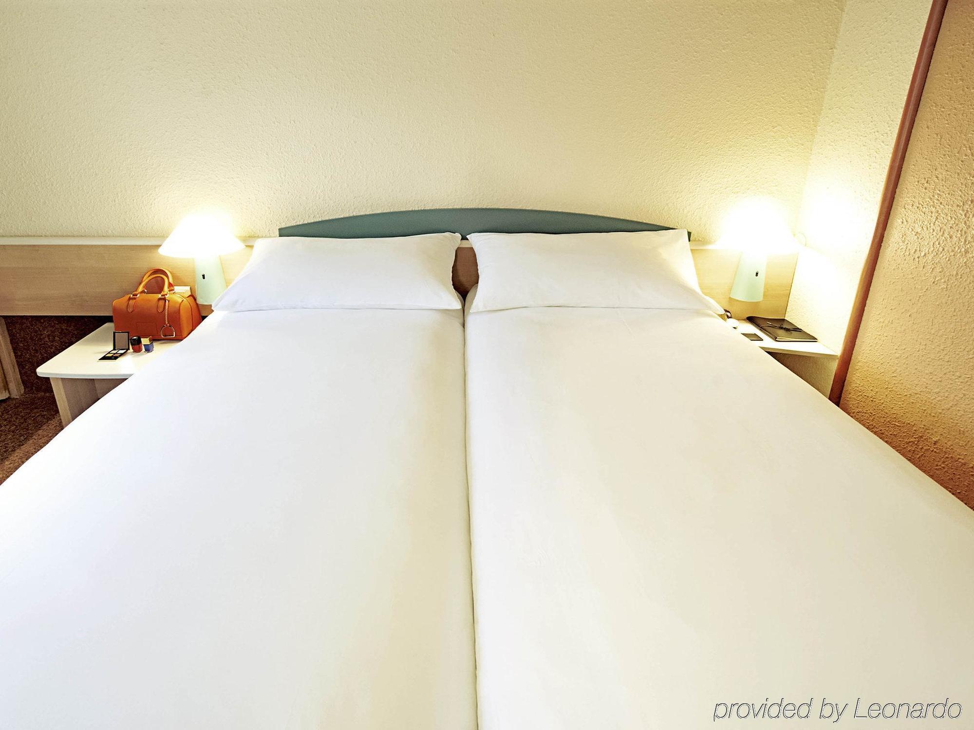 Отель Ibis Lyon L'Isle D'Abeau Экстерьер фото