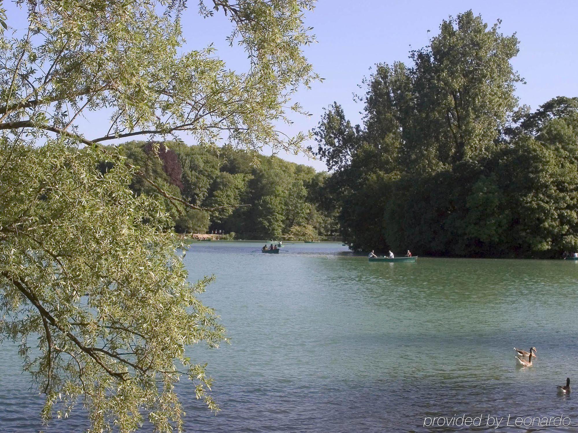 Отель Ibis Lyon L'Isle D'Abeau Экстерьер фото