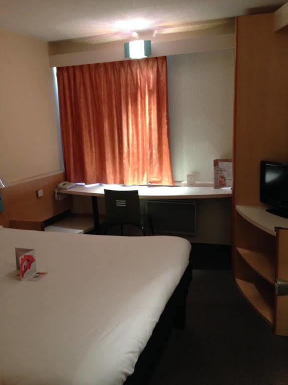 Отель Ibis Lyon L'Isle D'Abeau Экстерьер фото
